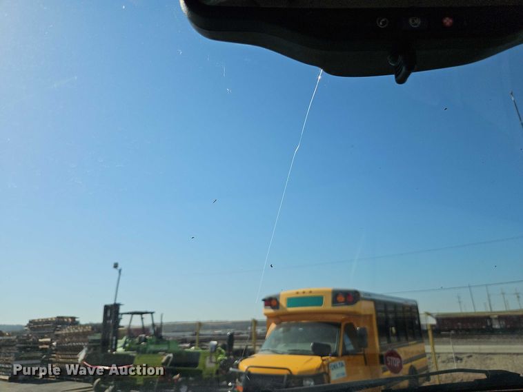 image for item EO7177 2000 Ford F550 flatbed truck