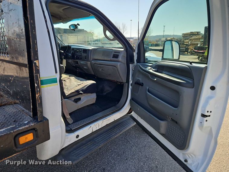 image for item EO7177 2000 Ford F550 flatbed truck