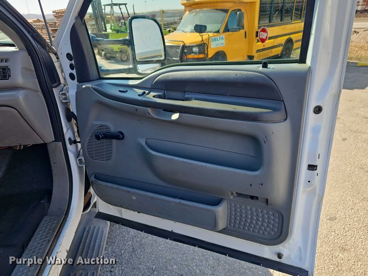 image for item EO7177 2000 Ford F550 flatbed truck