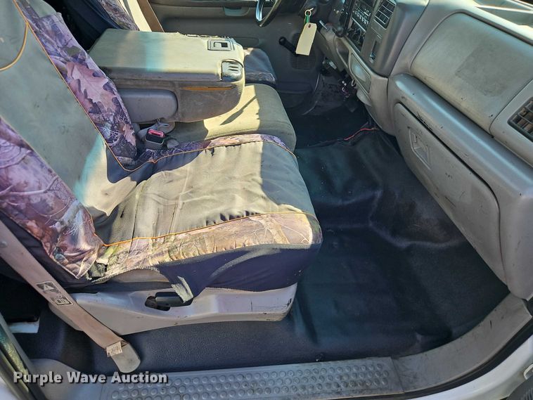 image for item EO7177 2000 Ford F550 flatbed truck