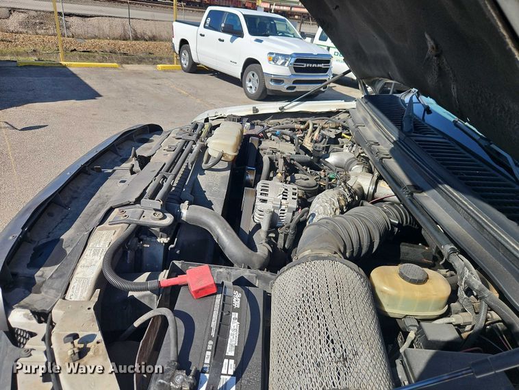 image for item EO7177 2000 Ford F550 flatbed truck