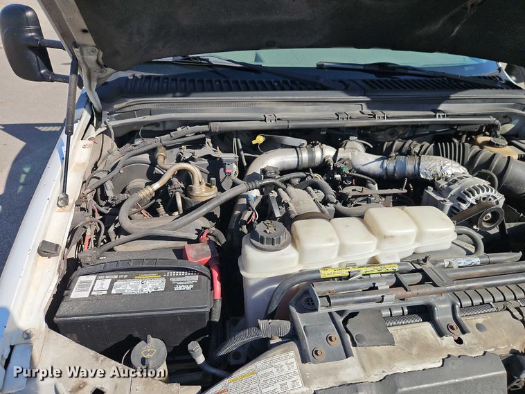 image for item EO7177 2000 Ford F550 flatbed truck