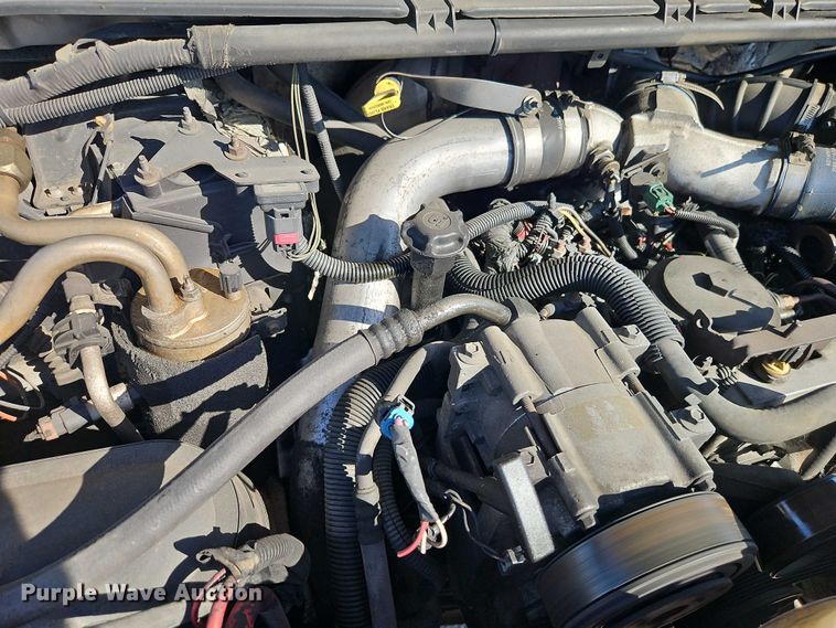 image for item EO7177 2000 Ford F550 flatbed truck