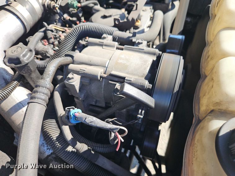 image for item EO7177 2000 Ford F550 flatbed truck