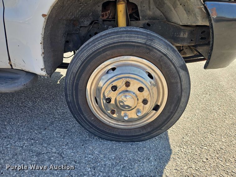 image for item EO7177 2000 Ford F550 flatbed truck