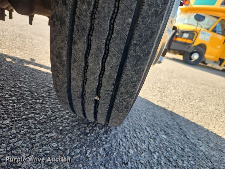 image for item EO7177 2000 Ford F550 flatbed truck