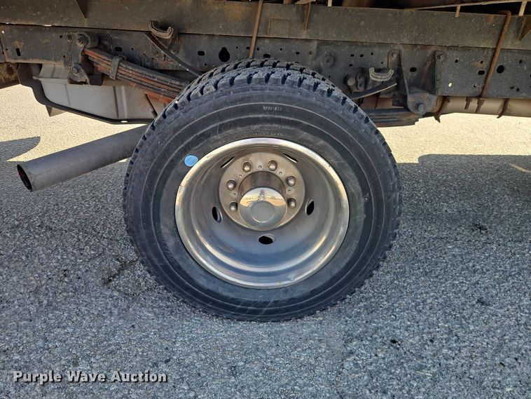 image for item EO7177 2000 Ford F550 flatbed truck