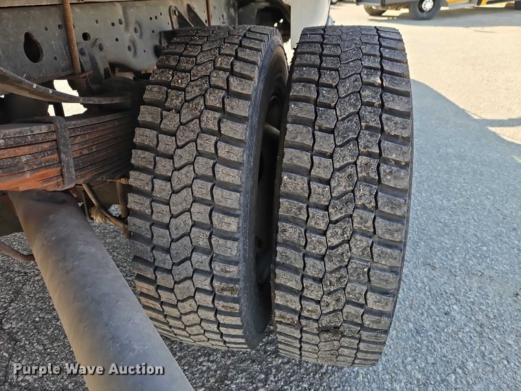 image for item EO7177 2000 Ford F550 flatbed truck