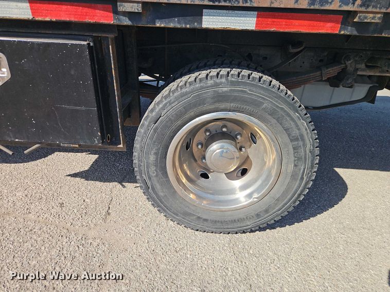 image for item EO7177 2000 Ford F550 flatbed truck