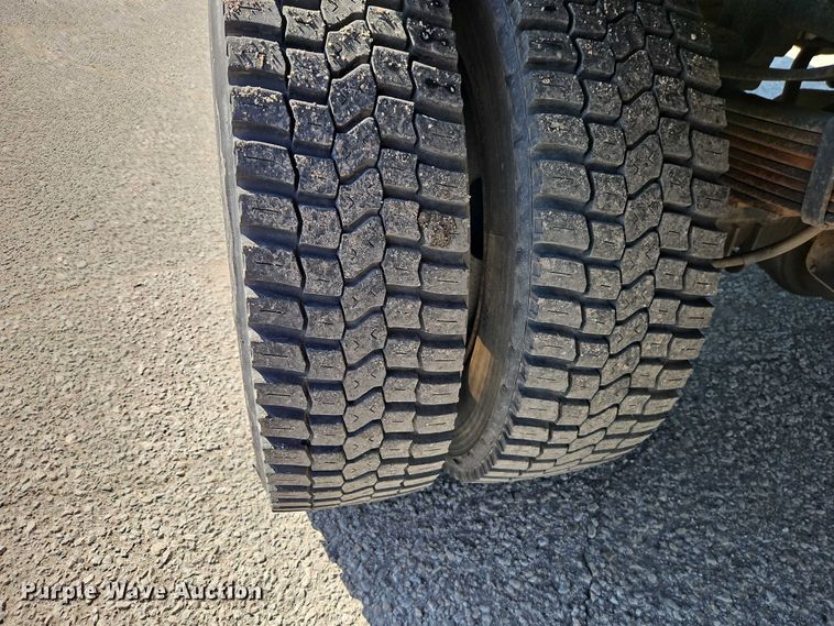 image for item EO7177 2000 Ford F550 flatbed truck