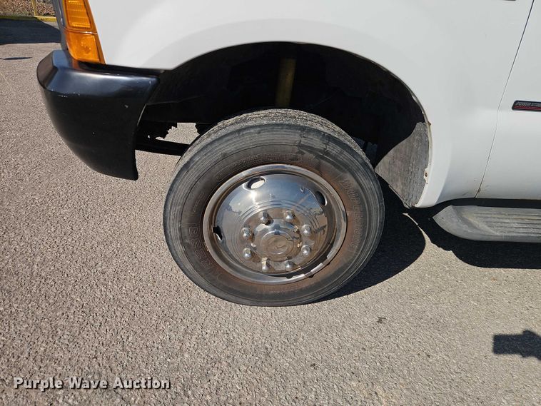 image for item EO7177 2000 Ford F550 flatbed truck