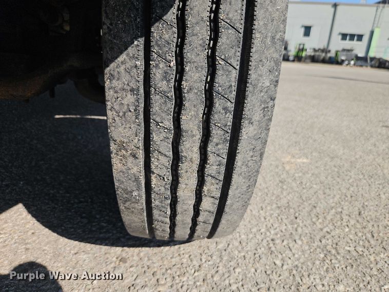 image for item EO7177 2000 Ford F550 flatbed truck