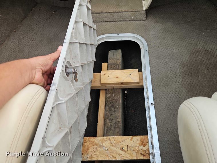 image for item EO7180 1999 VIP  Vision boat