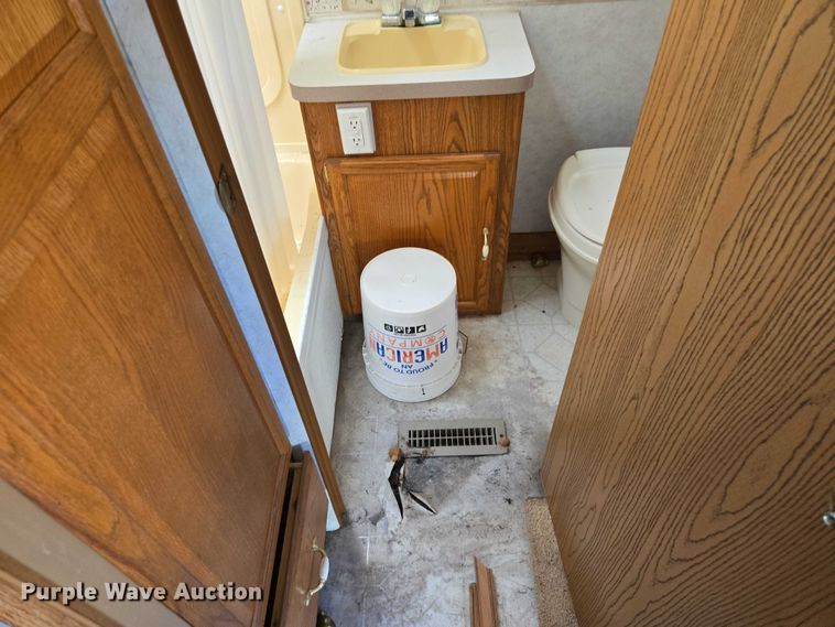 image for item ES2876 2000 Fleetwood Wilderness camper