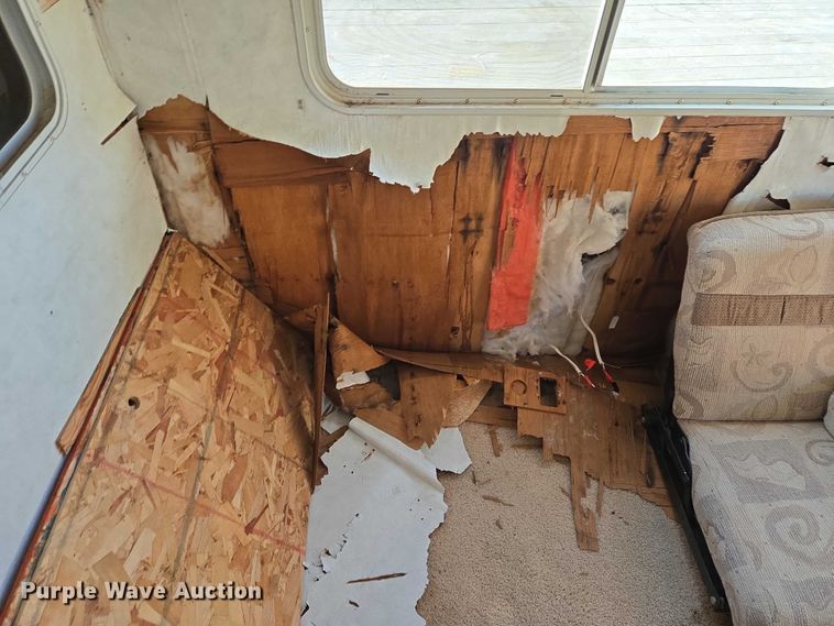 image for item ES2876 2000 Fleetwood Wilderness camper