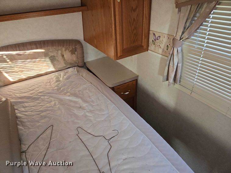 image for item ES2876 2000 Fleetwood Wilderness camper