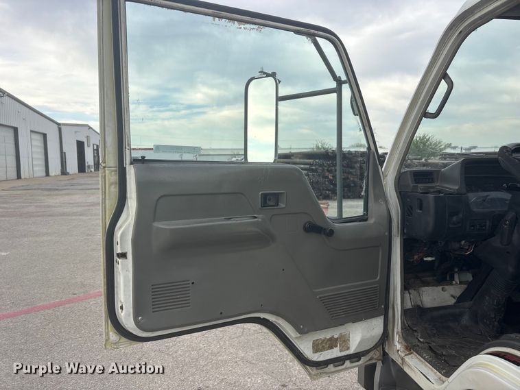 image for item ES8722 1995 Mitsubishi Fuso FE439 flatbed truck