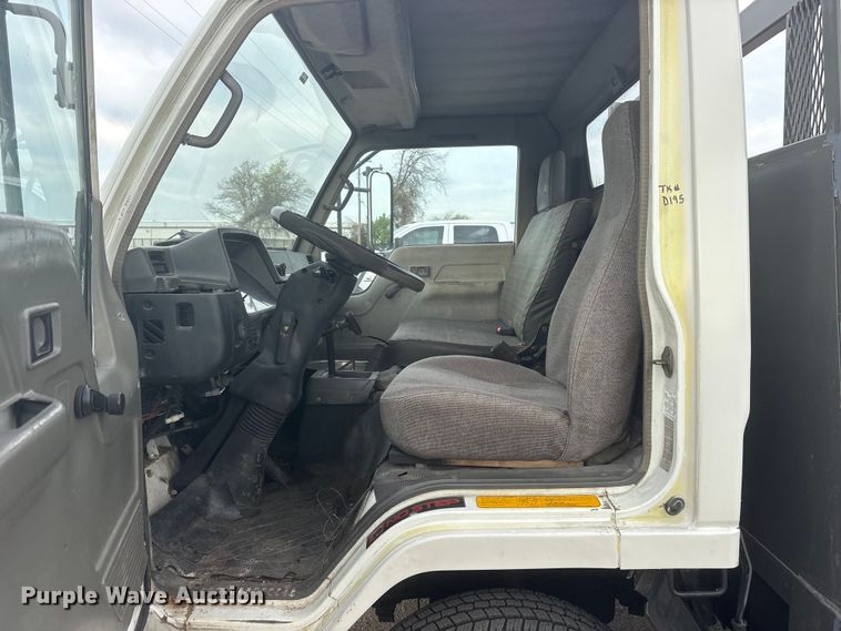 image for item ES8722 1995 Mitsubishi Fuso FE439 flatbed truck