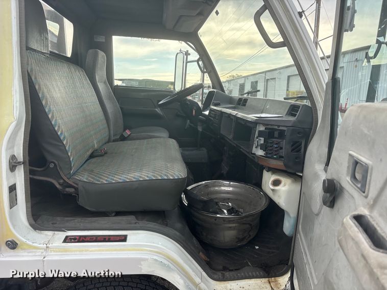 image for item ES8722 1995 Mitsubishi Fuso FE439 flatbed truck