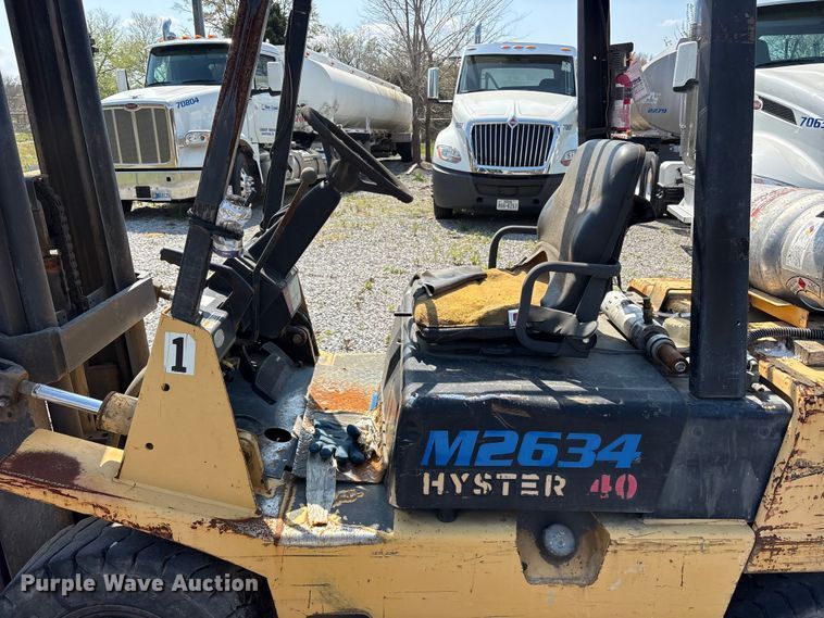 image for item ES8729 1991 Hyster H40XL forklift