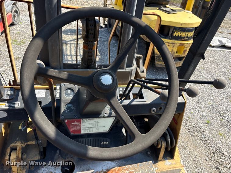 image for item ES8729 1991 Hyster H40XL forklift