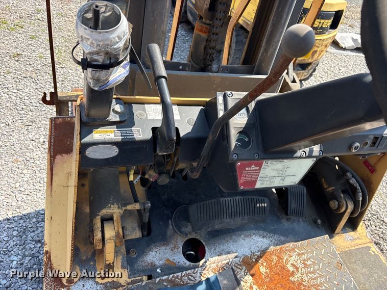 image for item ES8729 1991 Hyster H40XL forklift