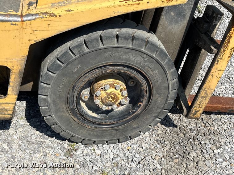 image for item ES8729 1991 Hyster H40XL forklift