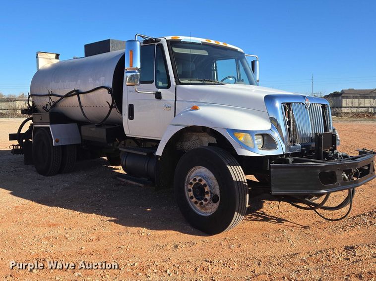 image for item ET1462 2007 International 7300 oil distributor truck