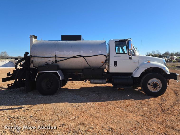 image for item ET1462 2007 International 7300 oil distributor truck