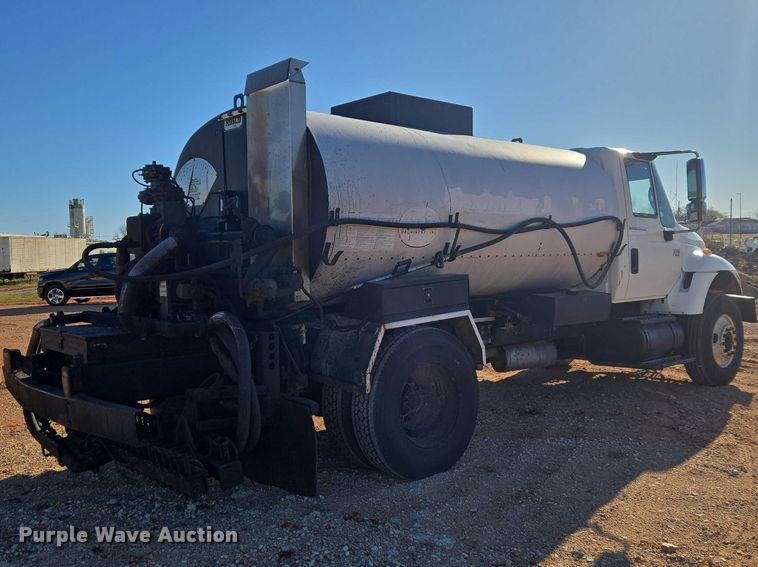 image for item ET1462 2007 International 7300 oil distributor truck