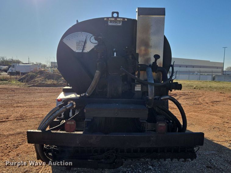 image for item ET1462 2007 International 7300 oil distributor truck