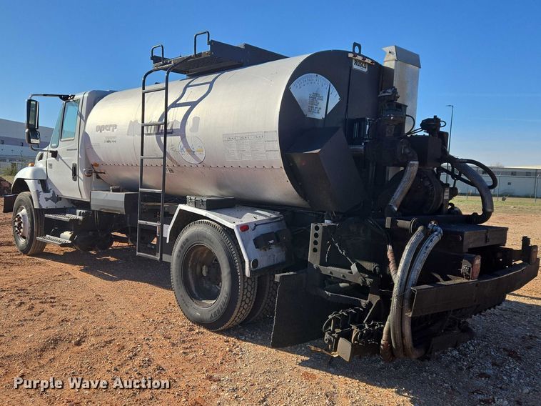 image for item ET1462 2007 International 7300 oil distributor truck