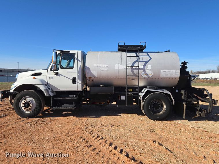 image for item ET1462 2007 International 7300 oil distributor truck