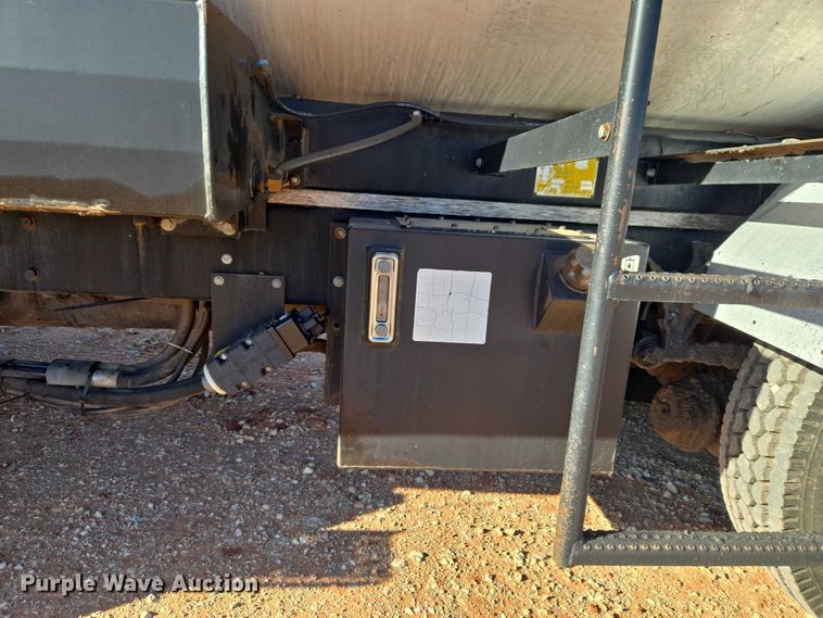 image for item ET1462 2007 International 7300 oil distributor truck