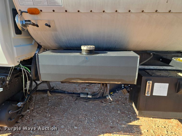 image for item ET1462 2007 International 7300 oil distributor truck