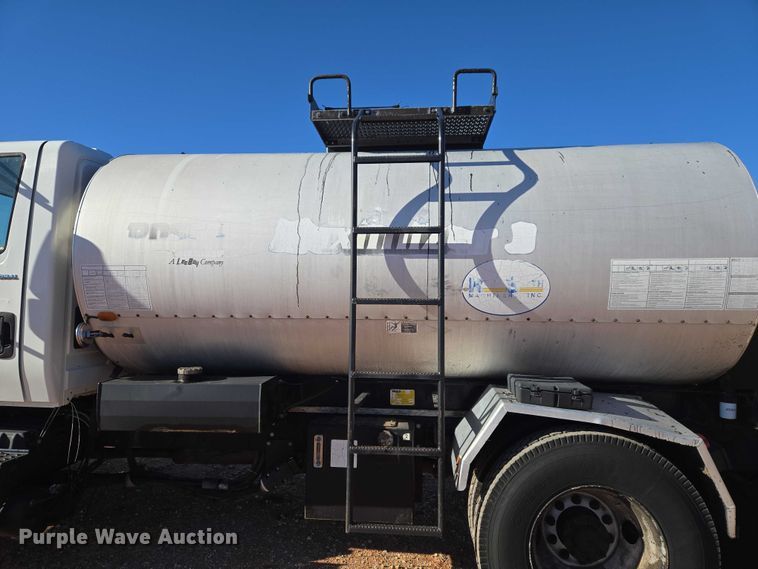 image for item ET1462 2007 International 7300 oil distributor truck