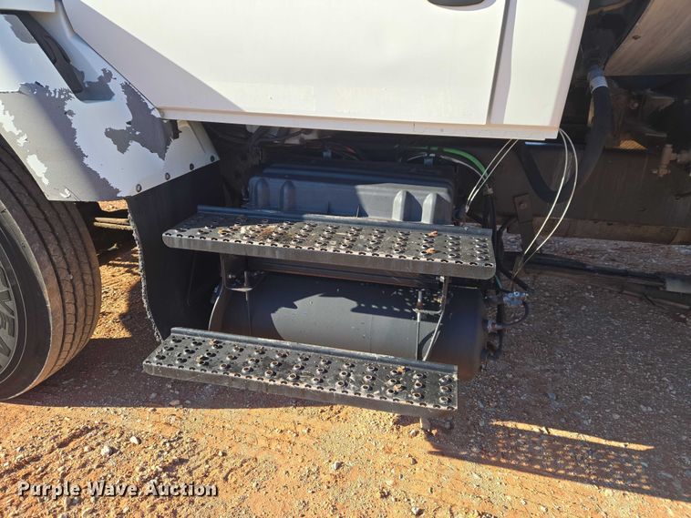 image for item ET1462 2007 International 7300 oil distributor truck