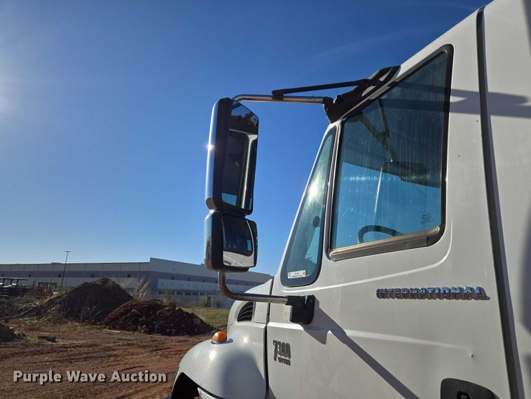 image for item ET1462 2007 International 7300 oil distributor truck