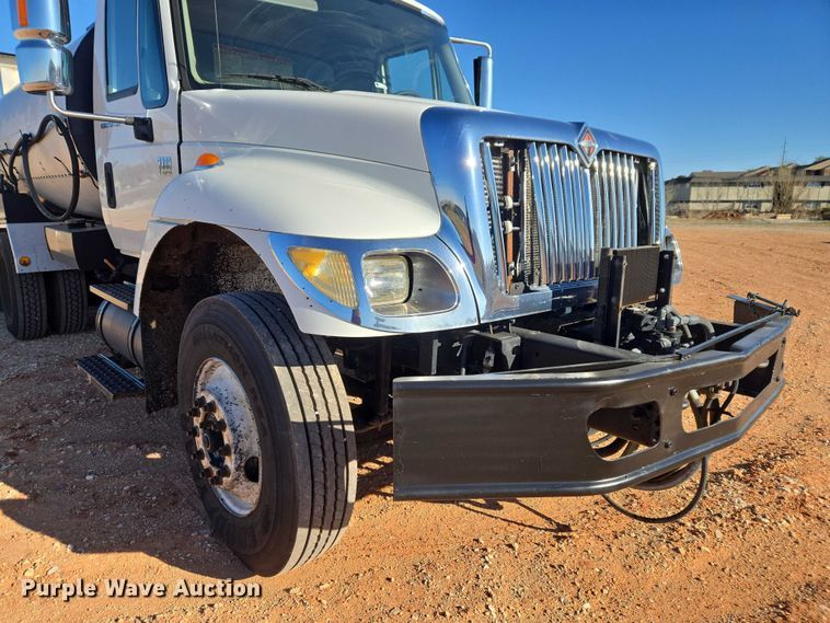 image for item ET1462 2007 International 7300 oil distributor truck
