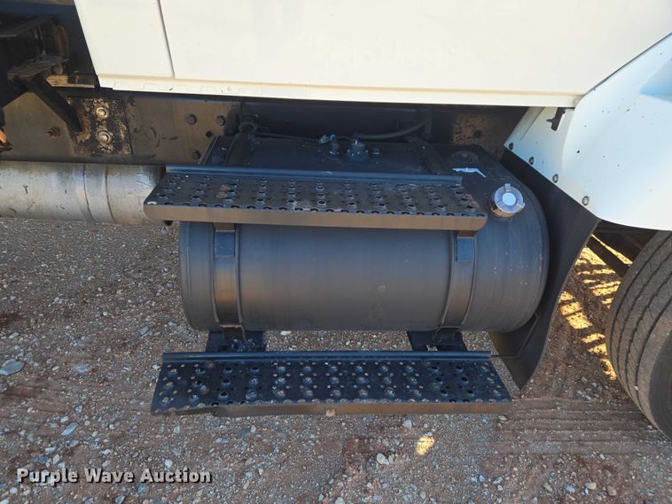 image for item ET1462 2007 International 7300 oil distributor truck