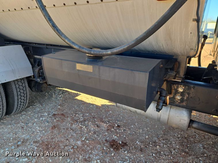 image for item ET1462 2007 International 7300 oil distributor truck