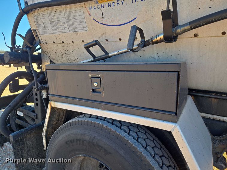 image for item ET1462 2007 International 7300 oil distributor truck