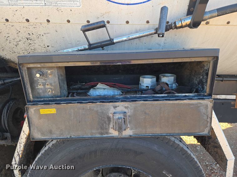 image for item ET1462 2007 International 7300 oil distributor truck