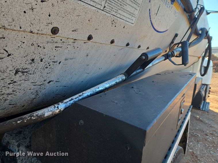 image for item ET1462 2007 International 7300 oil distributor truck