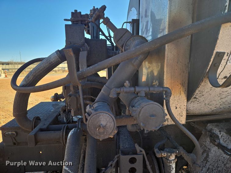 image for item ET1462 2007 International 7300 oil distributor truck