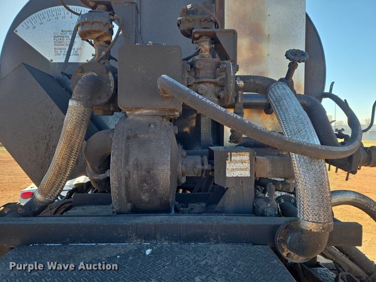 image for item ET1462 2007 International 7300 oil distributor truck