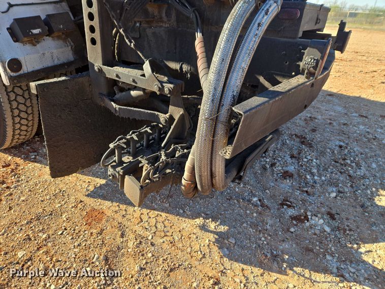 image for item ET1462 2007 International 7300 oil distributor truck