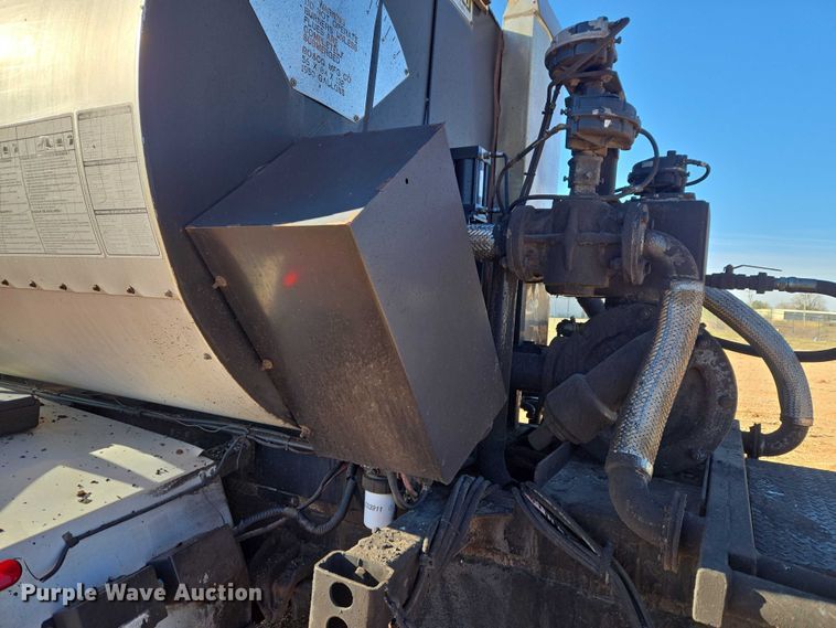 image for item ET1462 2007 International 7300 oil distributor truck