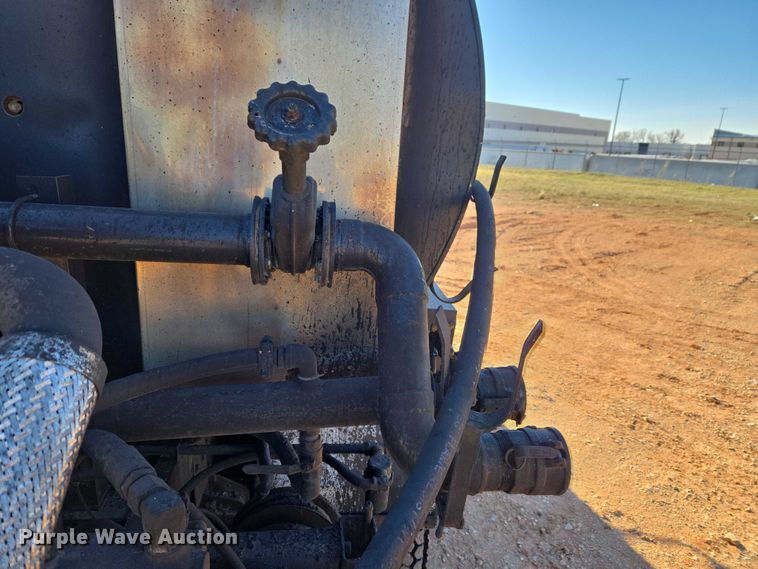 image for item ET1462 2007 International 7300 oil distributor truck