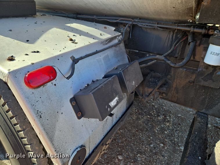 image for item ET1462 2007 International 7300 oil distributor truck